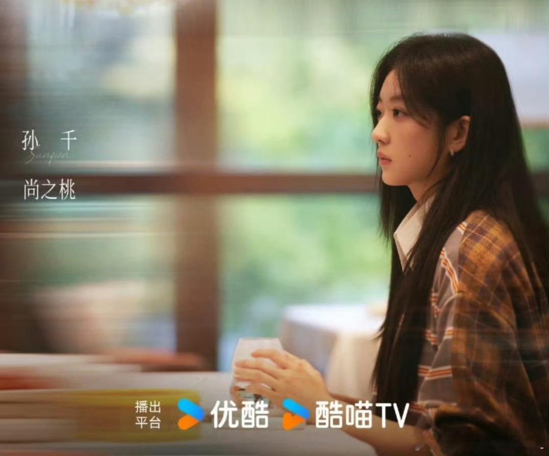 早春晴朗熟男熟女的暧昧雨夜车里14秒的吻戏拍了两天半，领带松了呼吸乱了，禁欲系