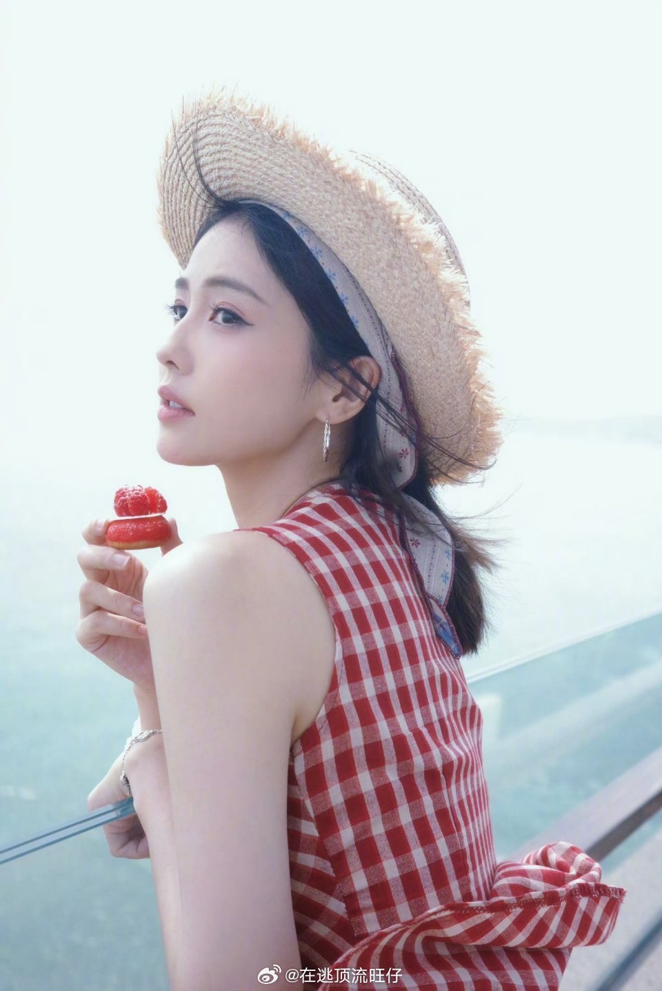 阳光沙滩美女白鹿海边度假白鹿白鹿