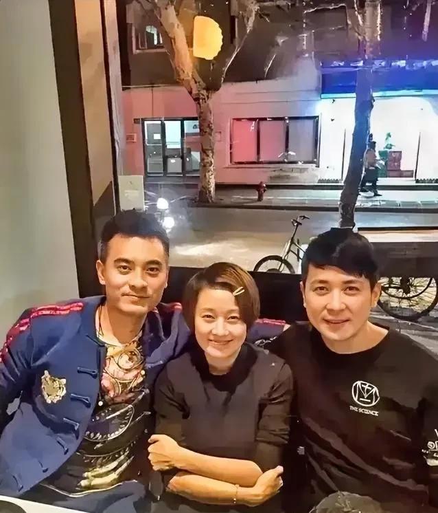 左边的是演员陈龙，右边是保剑锋，真是一个比一个潇洒！而坐在中间这位美女是谁？乌黑