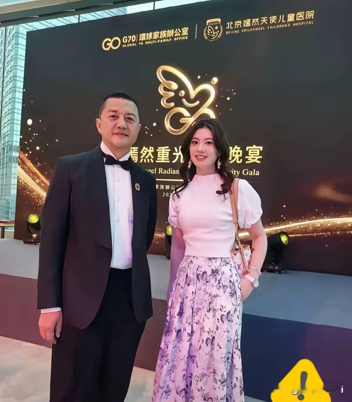 4月30日，李亚鹏现身香港嫣然慈善晚宴，一晚筹得善款336万元。不尽如意！跟以前
