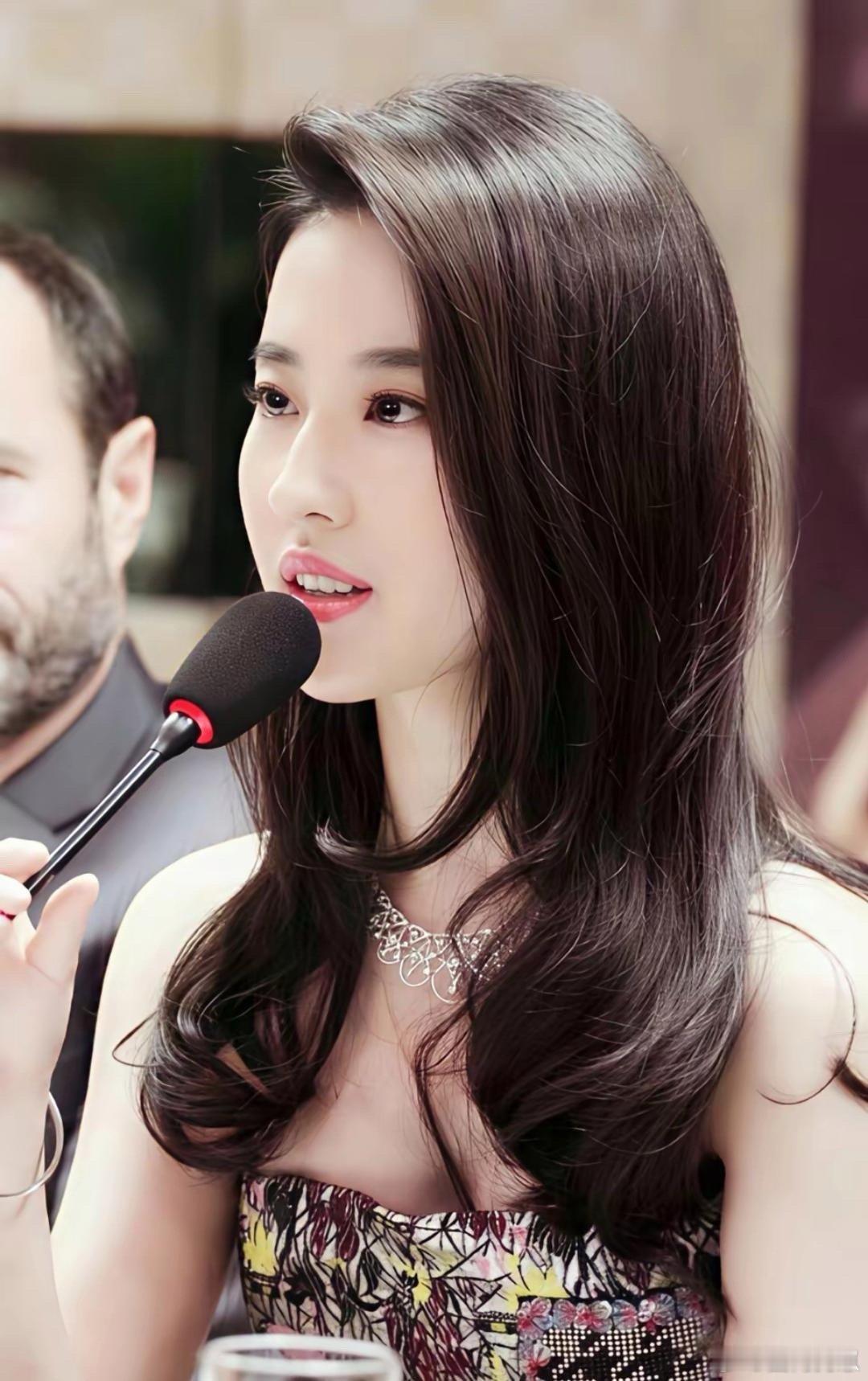 刘亦菲这身造型直接美到封神，自带仙气滤镜，不愧是天生的仙女姐姐，每一帧都惊艳动人