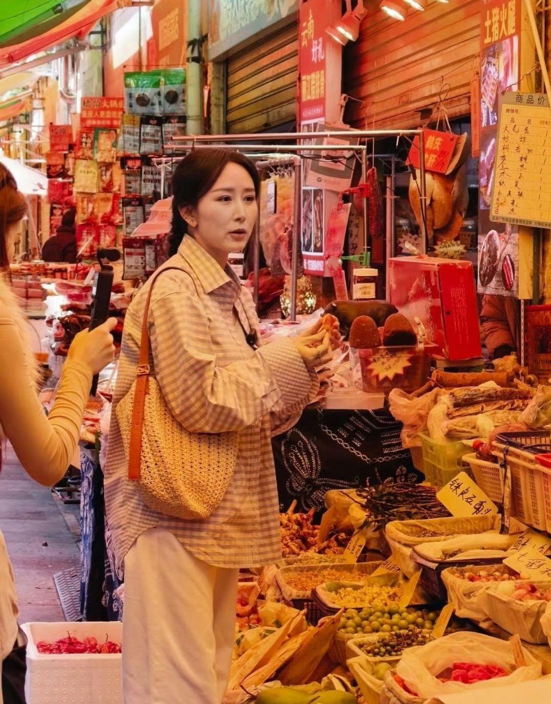 47岁的胡静回云南老家探亲！她一个人溜达着去了菜市场买菜，扎着个麻花辫，穿着普普