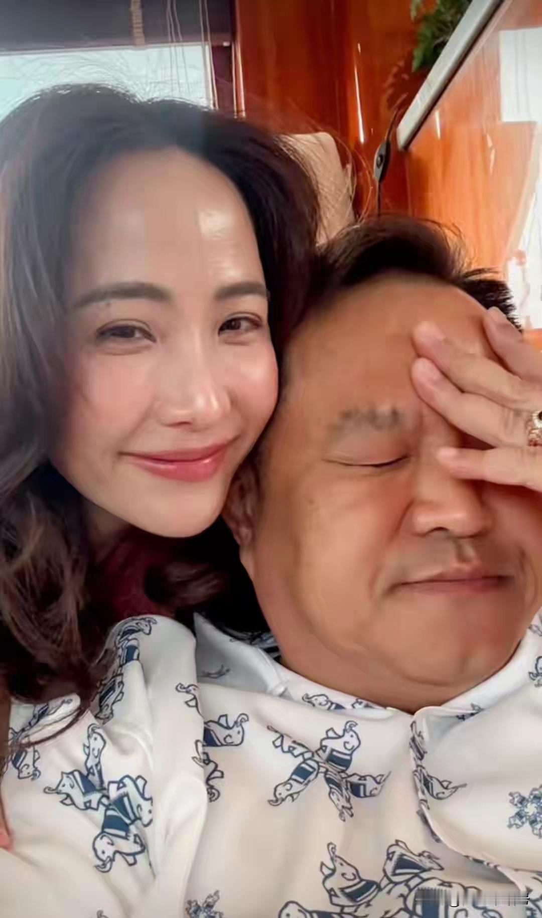 阿努廷家有美娇妻很幸福呀，这笑容像吃了蜂蜜一样甜。他的夫人也越来越美了，好的婚姻