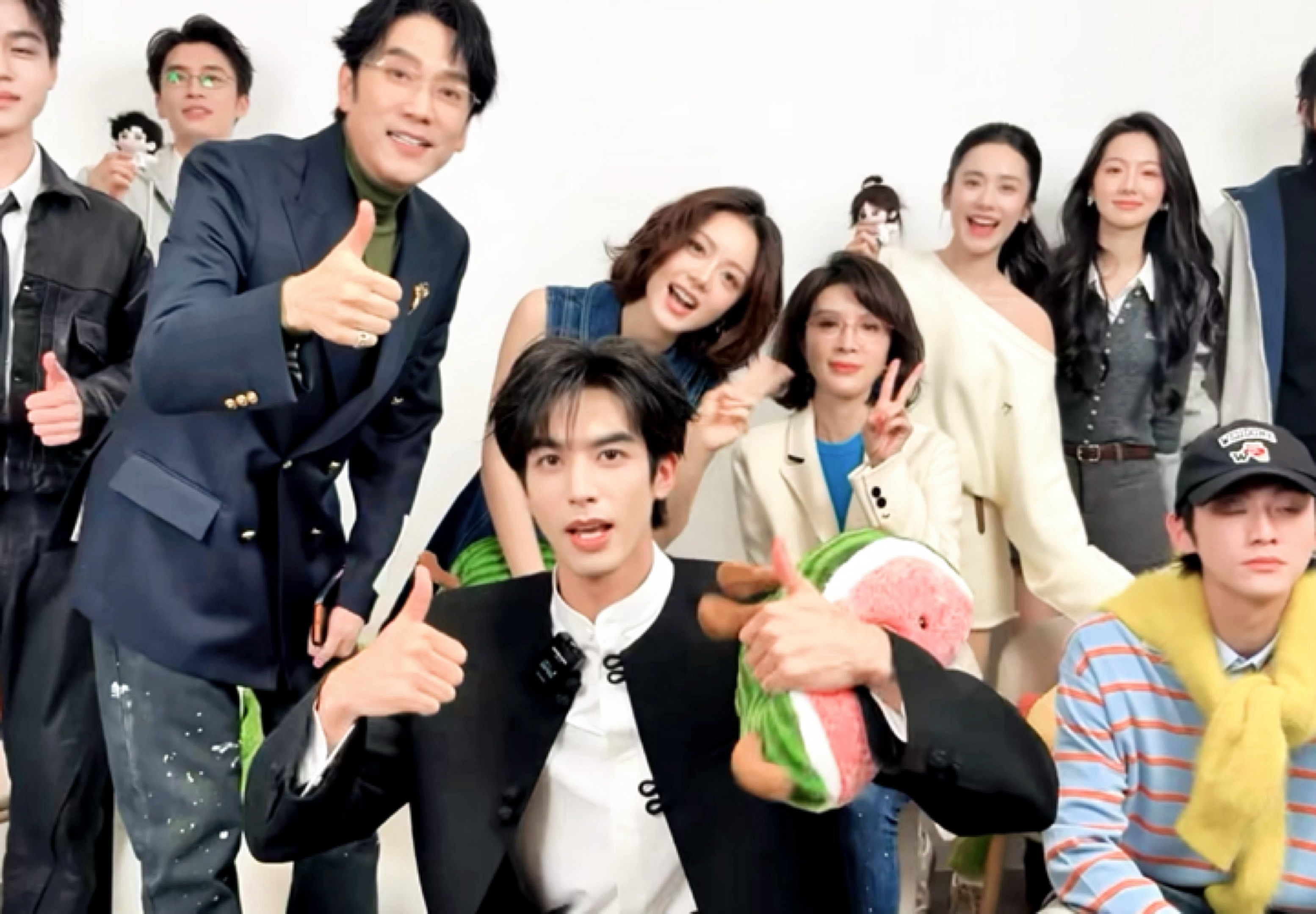 好萌哦我们骄阳大家庭….🥺宋威龙你怎么突然就cuan出去了谁能告诉我他今天咋