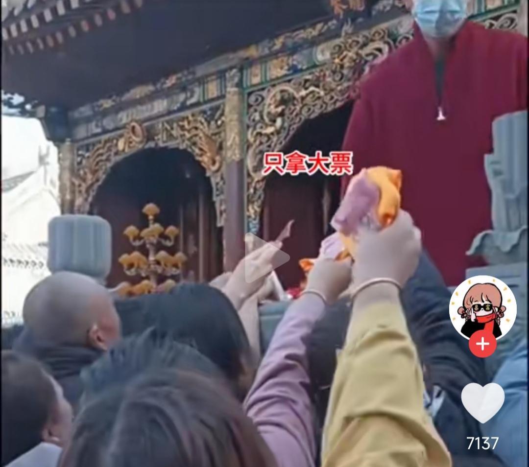 我就问你，真正的菩萨需要钱吗？如果菩萨都需要你们拿钱来供养，那还叫菩萨吗？