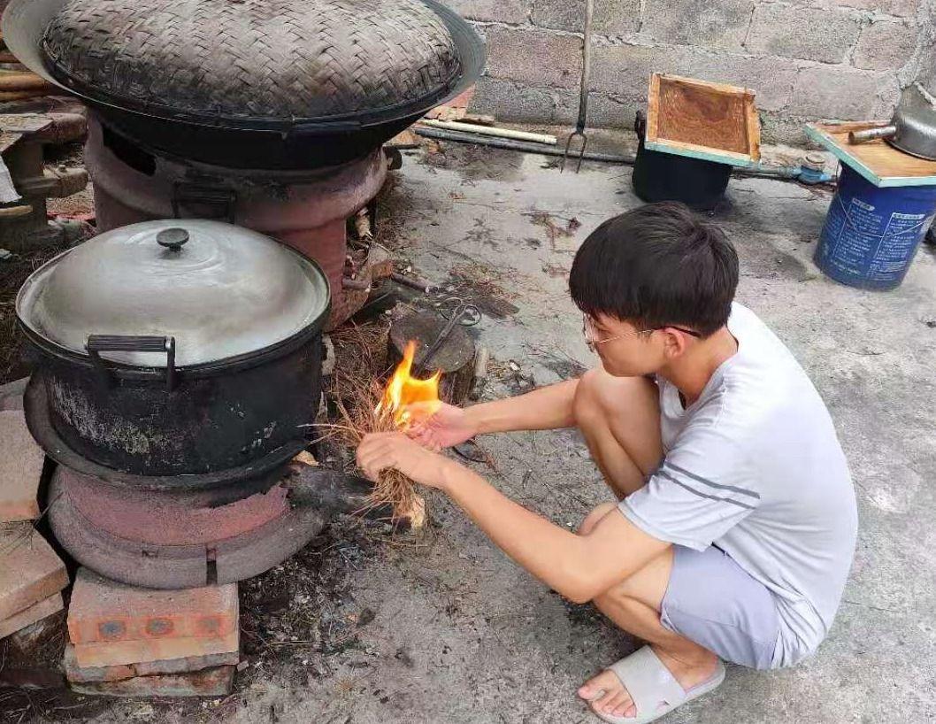 广西，19岁少年家里太穷了，供不起他继续读书，没办法只能出去打工挣钱，一年后，学