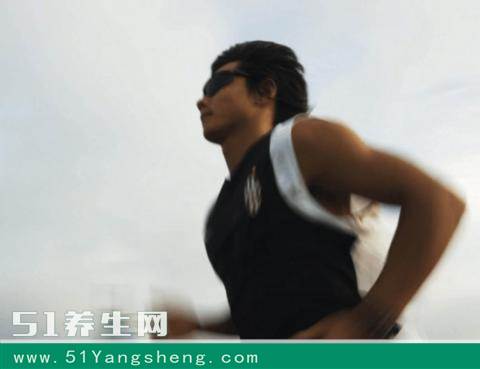 和朋友打赌2个月练6块腹肌 小伙疯狂健身引肾衰