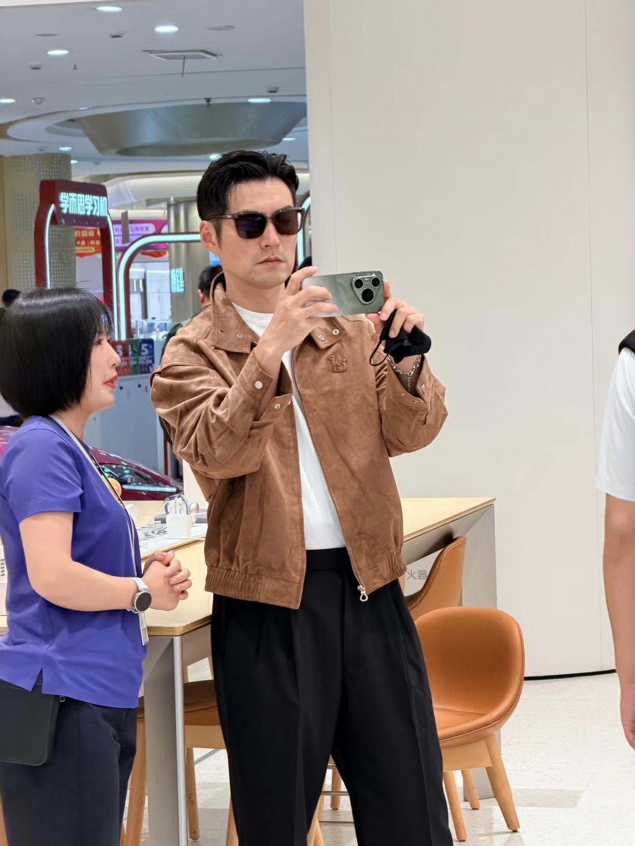 47岁严屹宽现身上海一家旗舰店买国产品牌的新品手机，他现实中真人太帅了，穿衣打扮