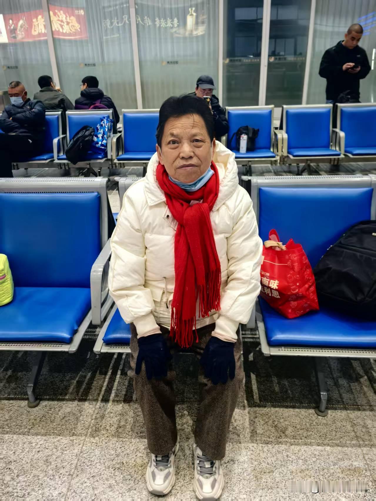 老妈身上长蛇胆疮（带状疱疹），为了不让我们担心，这几天连电话都不打了。我和妹