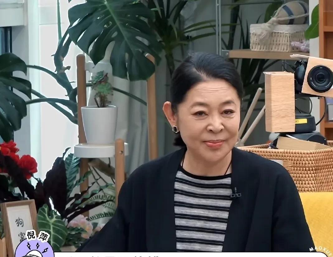 倪萍去李雪琴和毛不易家做客，送的礼物却是一包卫生纸，李雪琴都惊呆了，倪萍却没有任