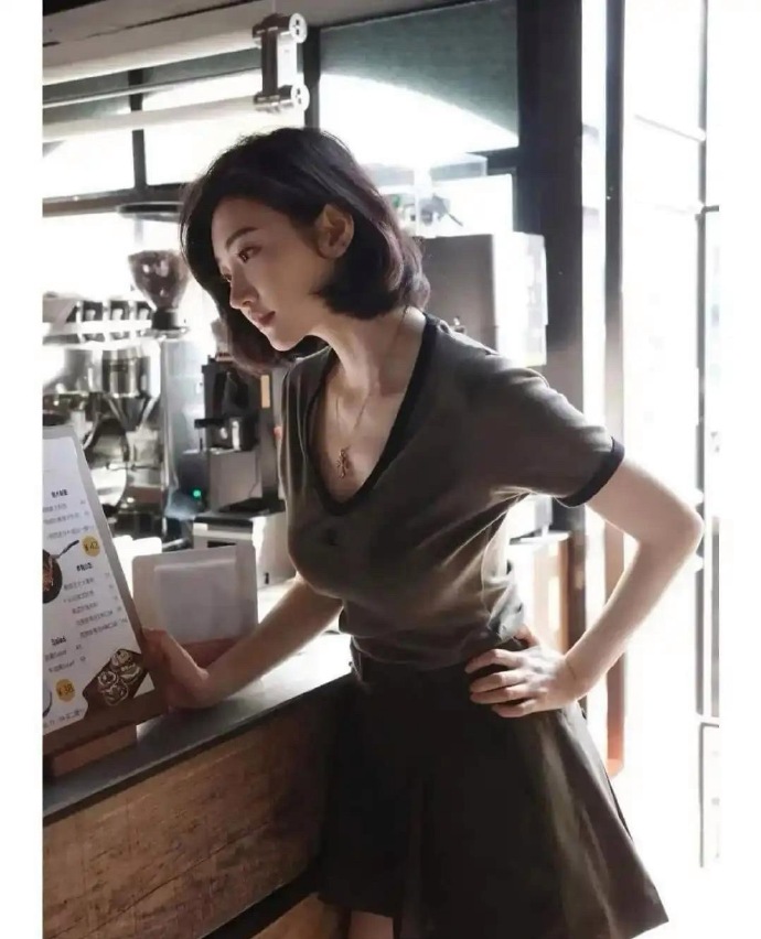 不怪张继科对她情有独钟，确实妩媚动人。
