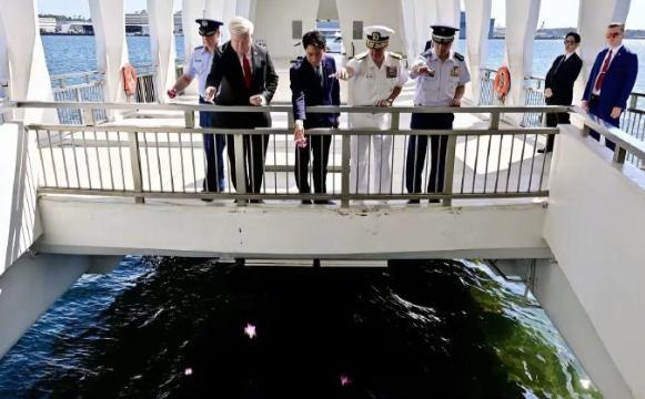 啪啪打脸，前有小泉进次郎到珍珠港致敬阵亡烈士，后有大漂亮嘲讽日本偷袭。小泉进次