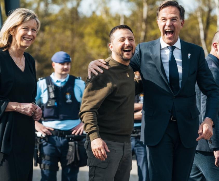 泽连斯基咋笑的这么开心啊！泽连斯基笑的如此夸张，这是有什么高兴的事情呢？三人