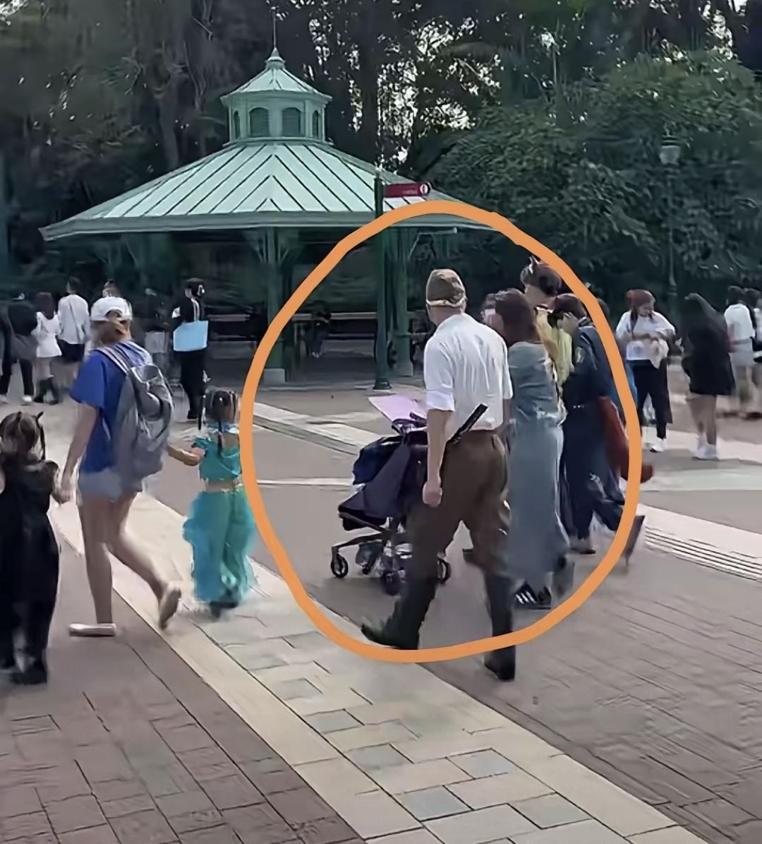 浙江有个男人最近带外国女友去香港旅游。他们在迪士尼乐园遇到一家三口，男人穿着老式