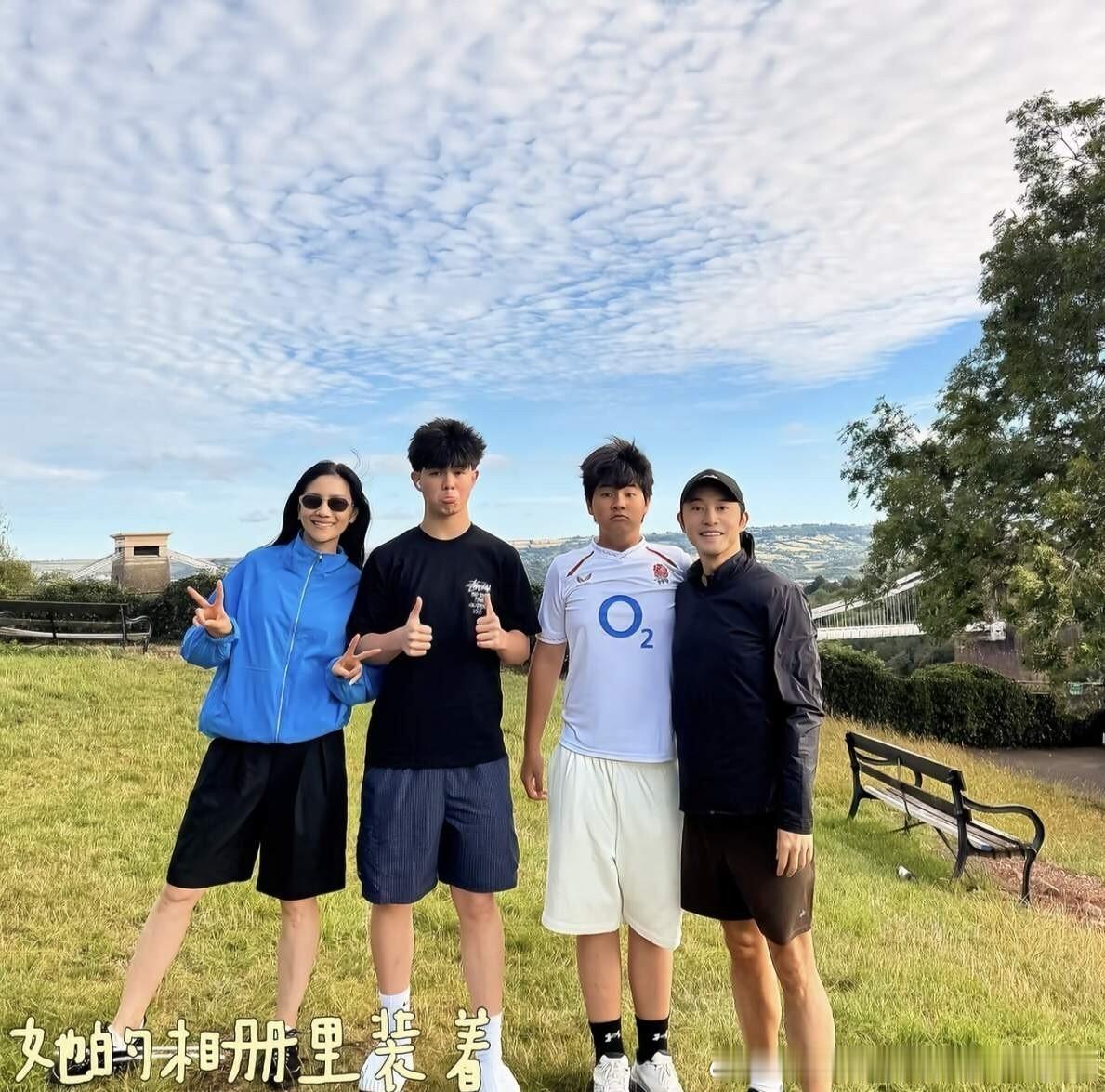 沙溢胡可夫妻俩又去英国看孩子了，两儿子近照曝光，一家人好幸福啊