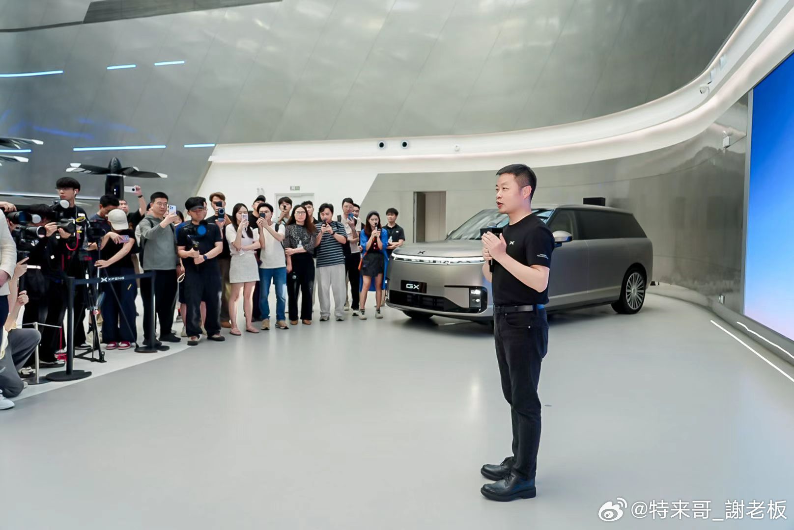 何小鹏亲自给GX首批用户交车并同步全国交付，并现场承诺保质保供，更让出2个名额给