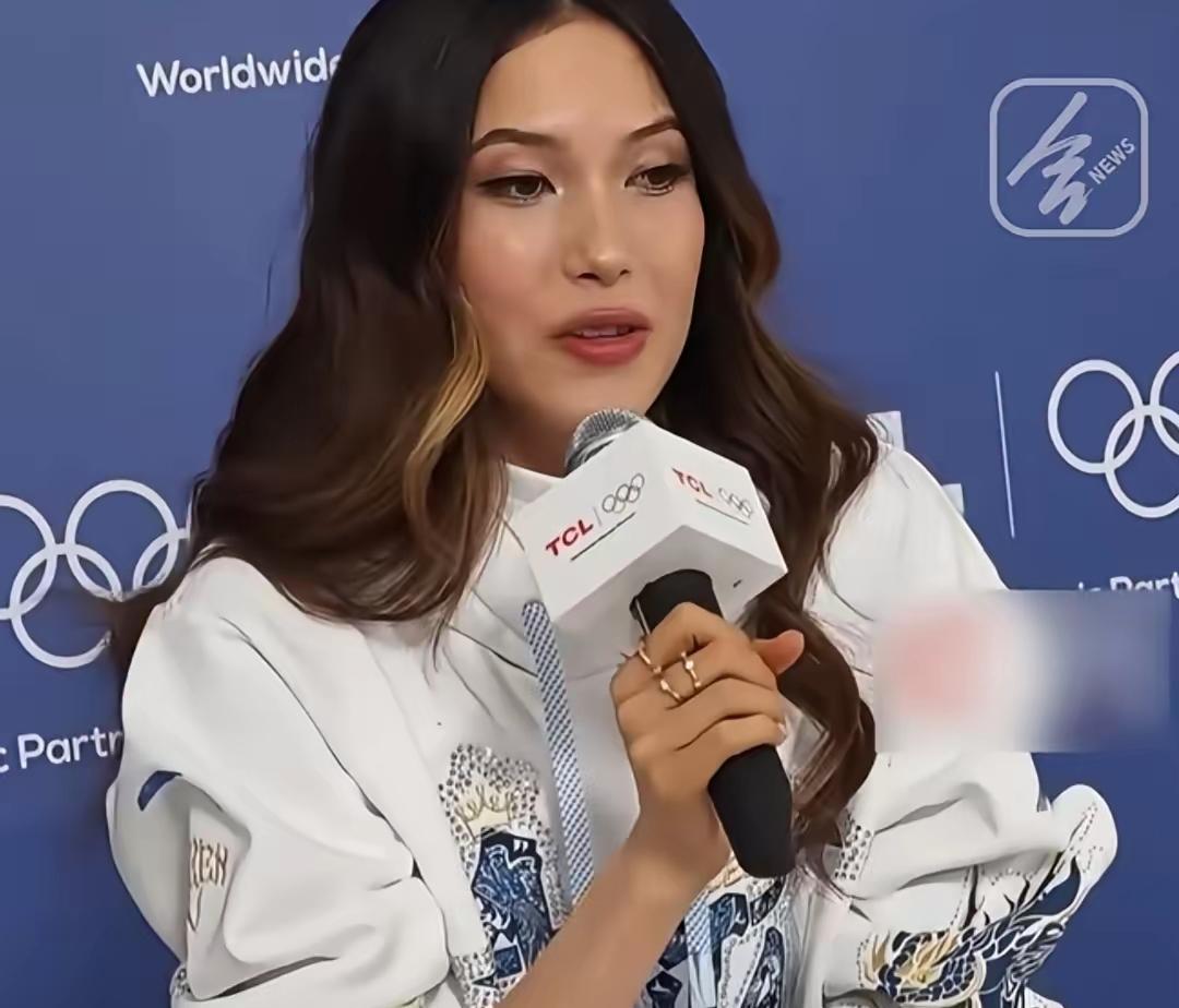 飞机颠簸中她敲完量子物理论文，转身就站上了奥运领奖台。你看她在出租车后座改作业