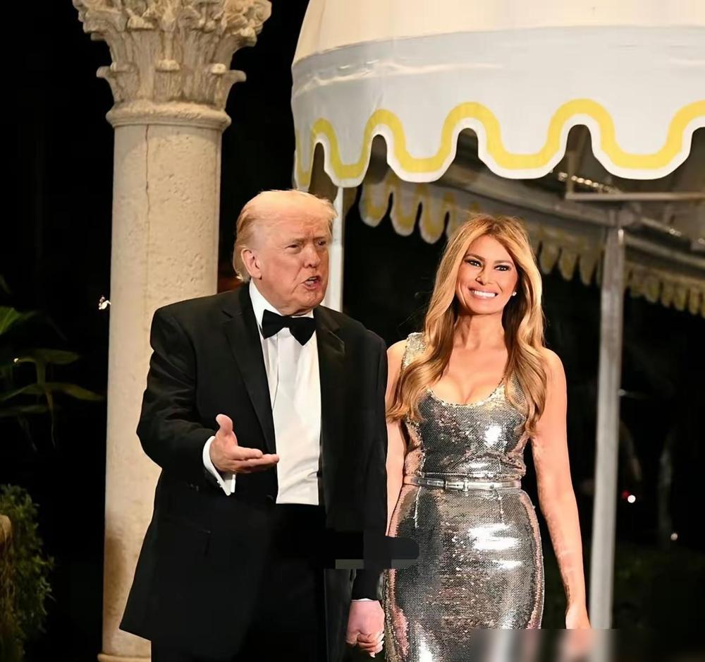 50岁的梅拉尼亚，给所有女人上了一堂价值连城的课。海湖庄园的灯光下，她一袭修身礼