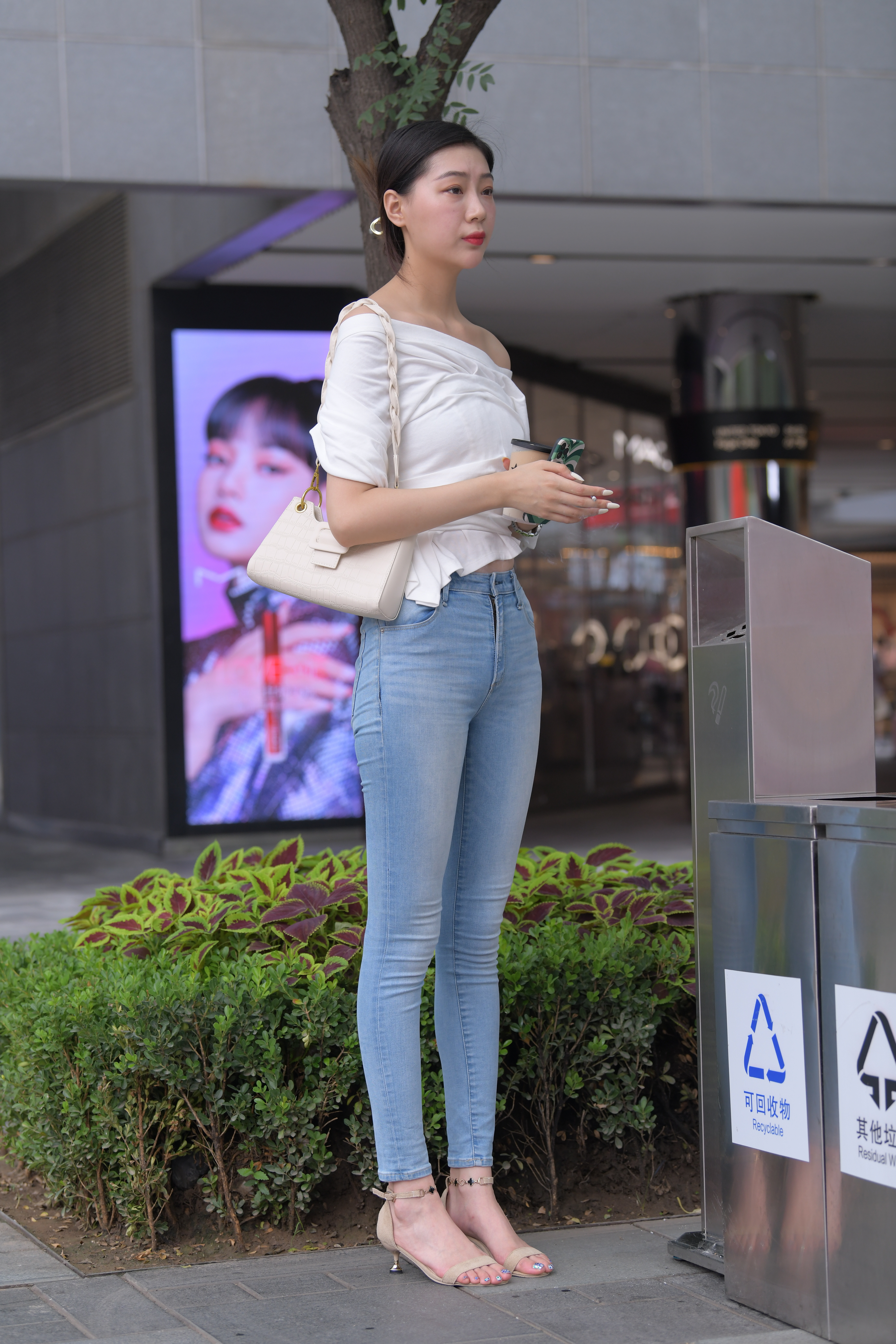 简约白T+牛仔裤，经典永不过时！