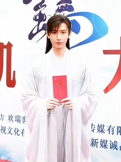 四月初五是天上地下最最好的禹司凤的生日！2019年2月27日琉璃开机，成毅创造了