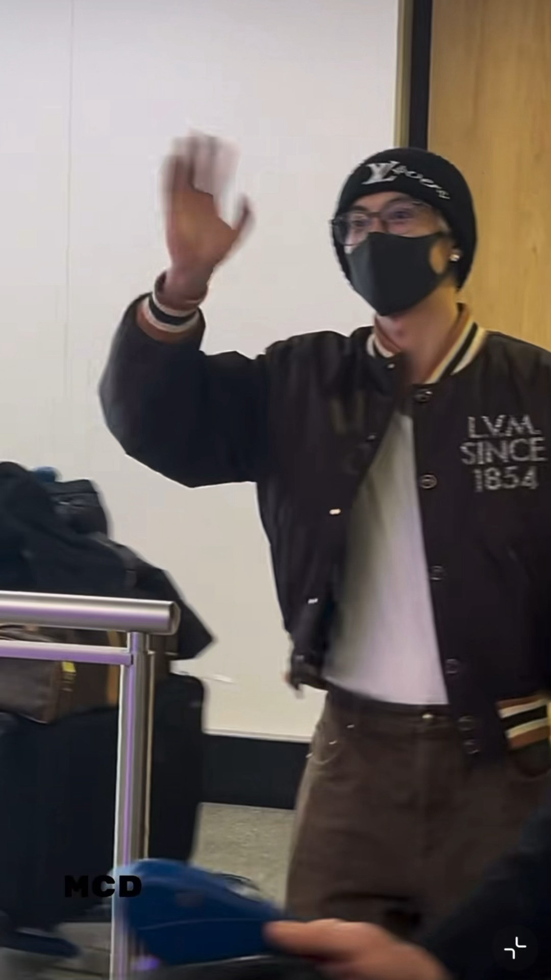 王鹤棣巴黎到达准备好闪耀巴黎了吗帅哥王鹤棣巴黎机场到达