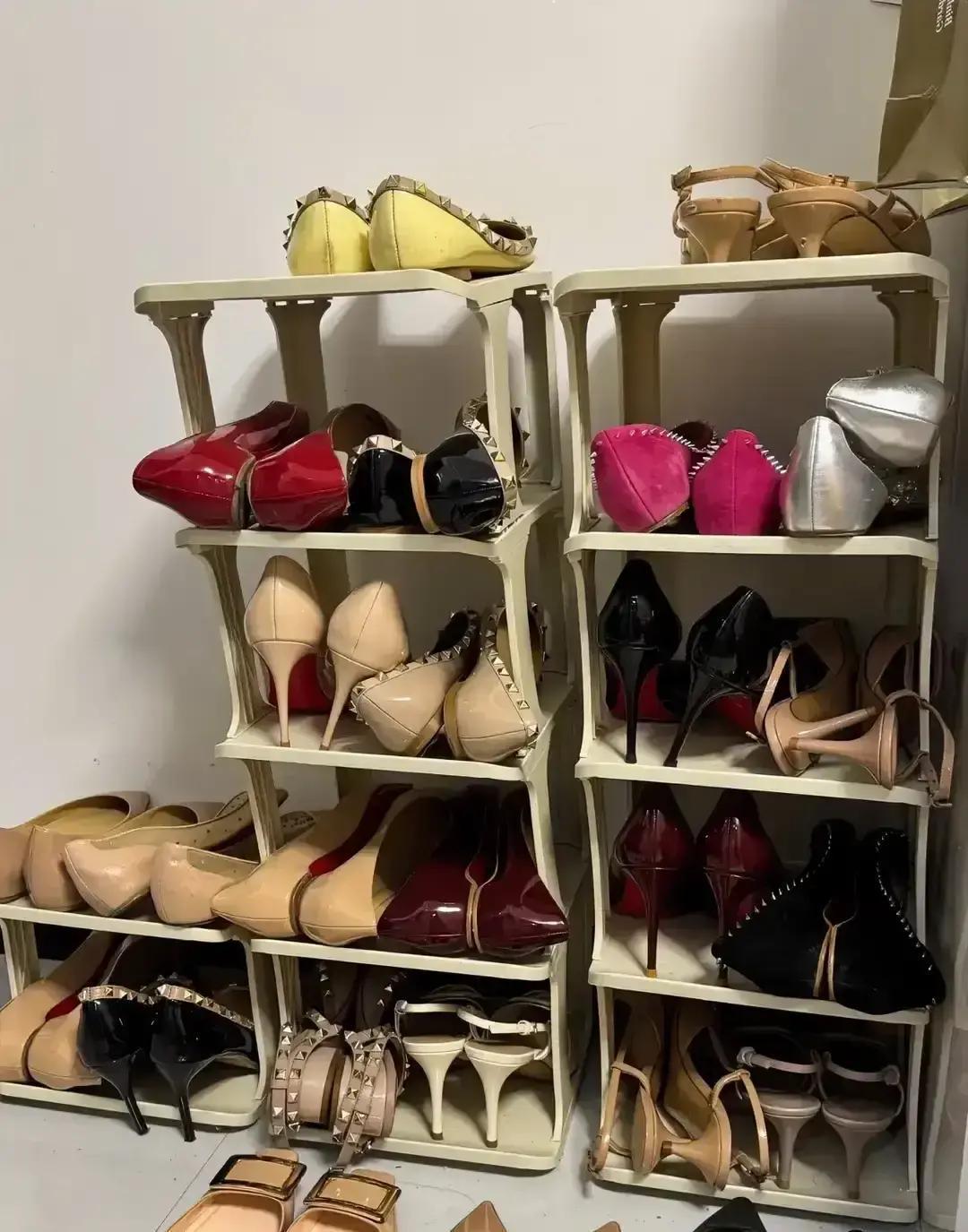 我把高跟鞋架摆楼道快一个月，同事天天念叨会被偷会被泼，我嫌她事多。那天她还特意追