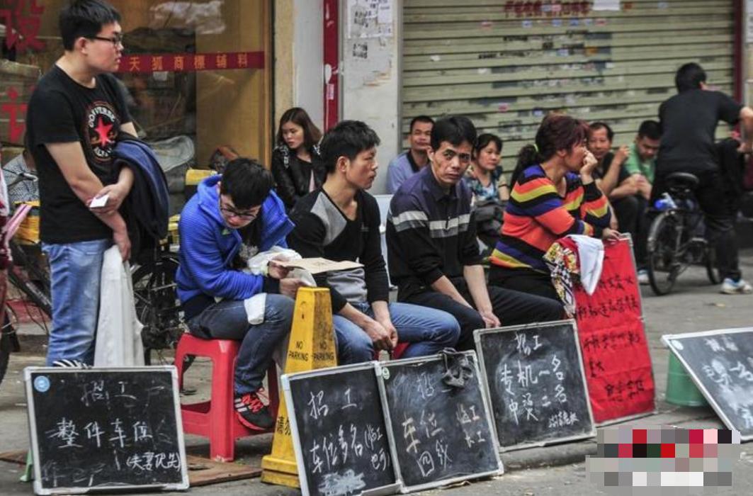 每次聊到骑手过剩，就有人说：现在的年轻人就是吃不了苦，宁愿送外卖也不进厂打螺丝。