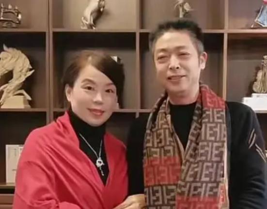 老杜还想告许妈?真是滑天下之大稽!杜新枝在直播的时候说要告许敏。