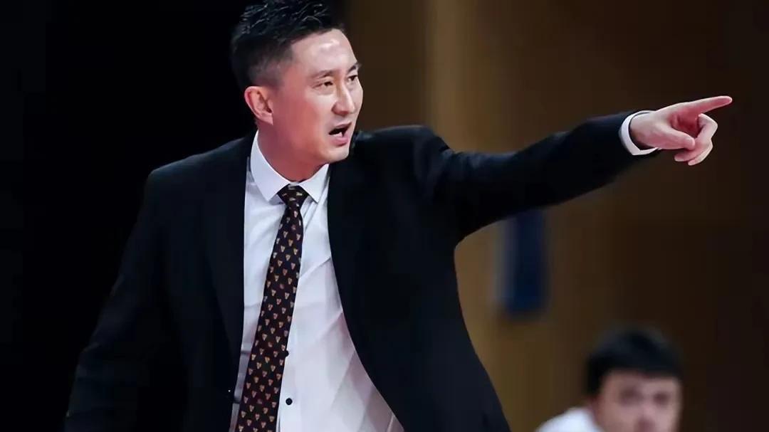 杜峰真正的考验来了！2025年5月16日，在东莞新彤盛女篮进行赛季总结会时，广