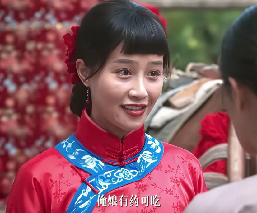 《生万物》里扮演银子的蓝盈莹最近小火了，大家都夸奖她演的太好了。但同时网友又发现