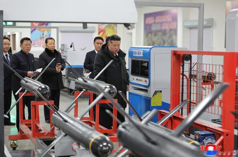 人间清醒的将军放了两枚二踢脚，昨天我们发了他视察火鸟4的照片，图不多，现在出来的