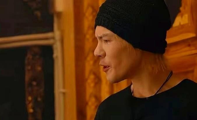 向佐，可能是娱乐圈里最不自由的“豪门太子”。他的痛苦根源，不是演技。而是一个