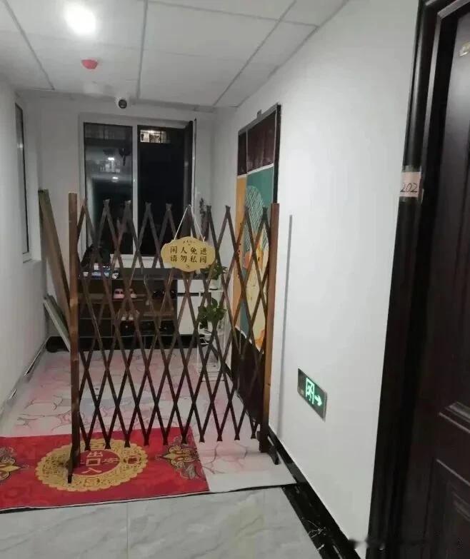 这邻居真会做，公摊面积让他这么一围，成了他的私人空间。我们和隔壁邻居是一梯两户，