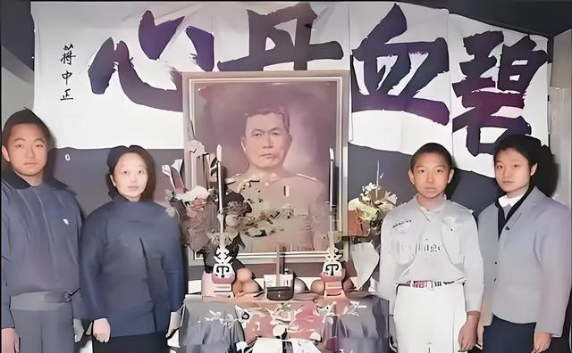 1949年，国军中将邱清泉战死后，他的妻子叶蕤君来不及哀痛就慌不迭地带着孩子们南