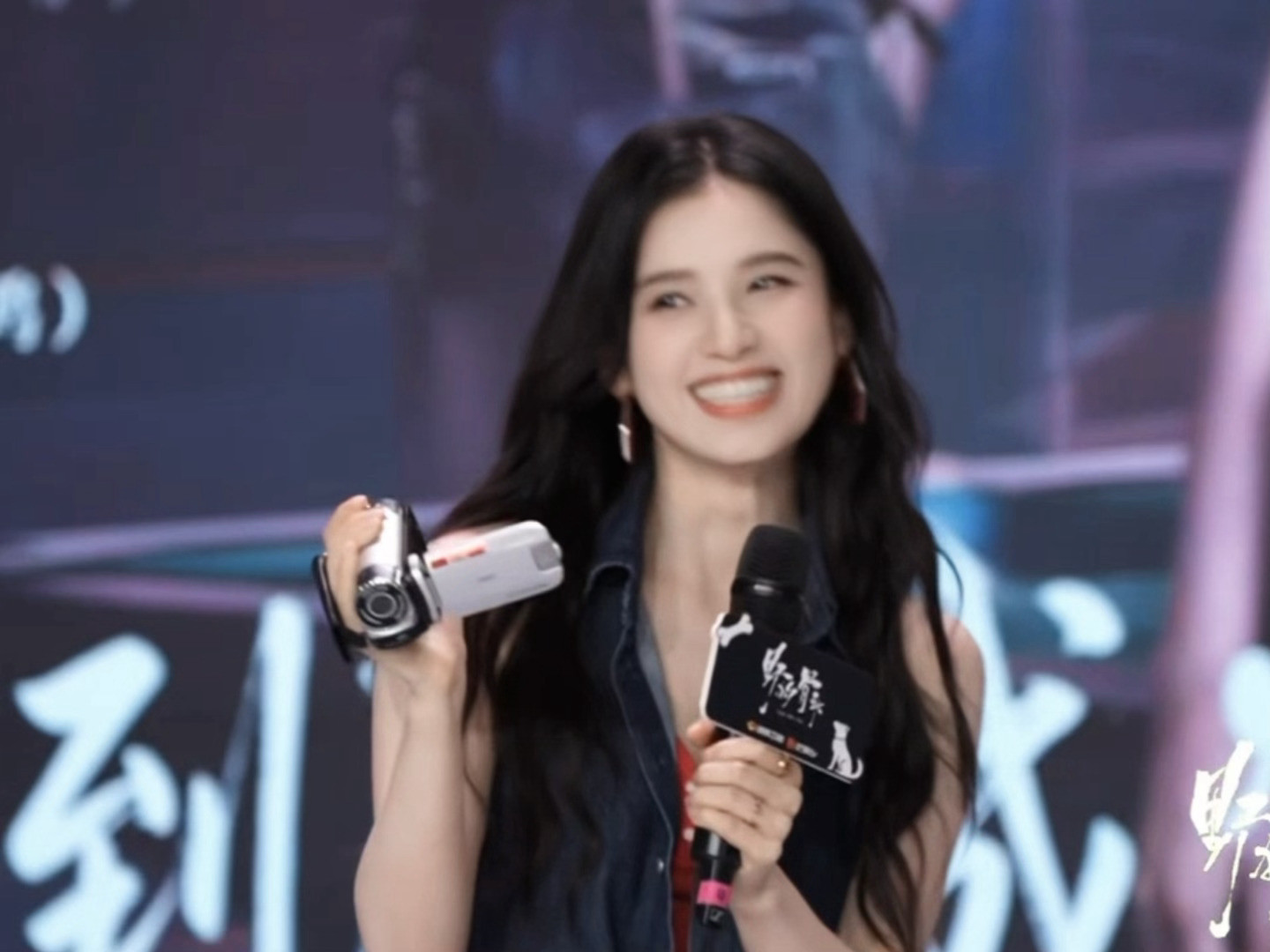 张婧仪好灵啊啊啊啊啊啊张婧仪这个小机灵鬼！！！萌鼠我了这里！野狗骨头开播首映礼