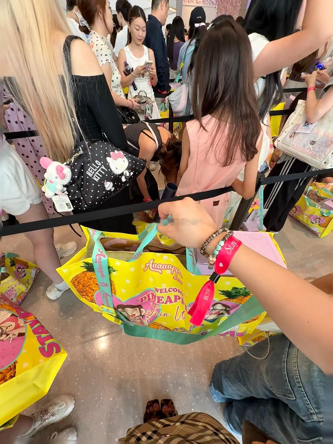 赵露思宠粉真的没有上限，可露丽想要的她全都想方设法安排到位这次赵露思演唱会，赵露