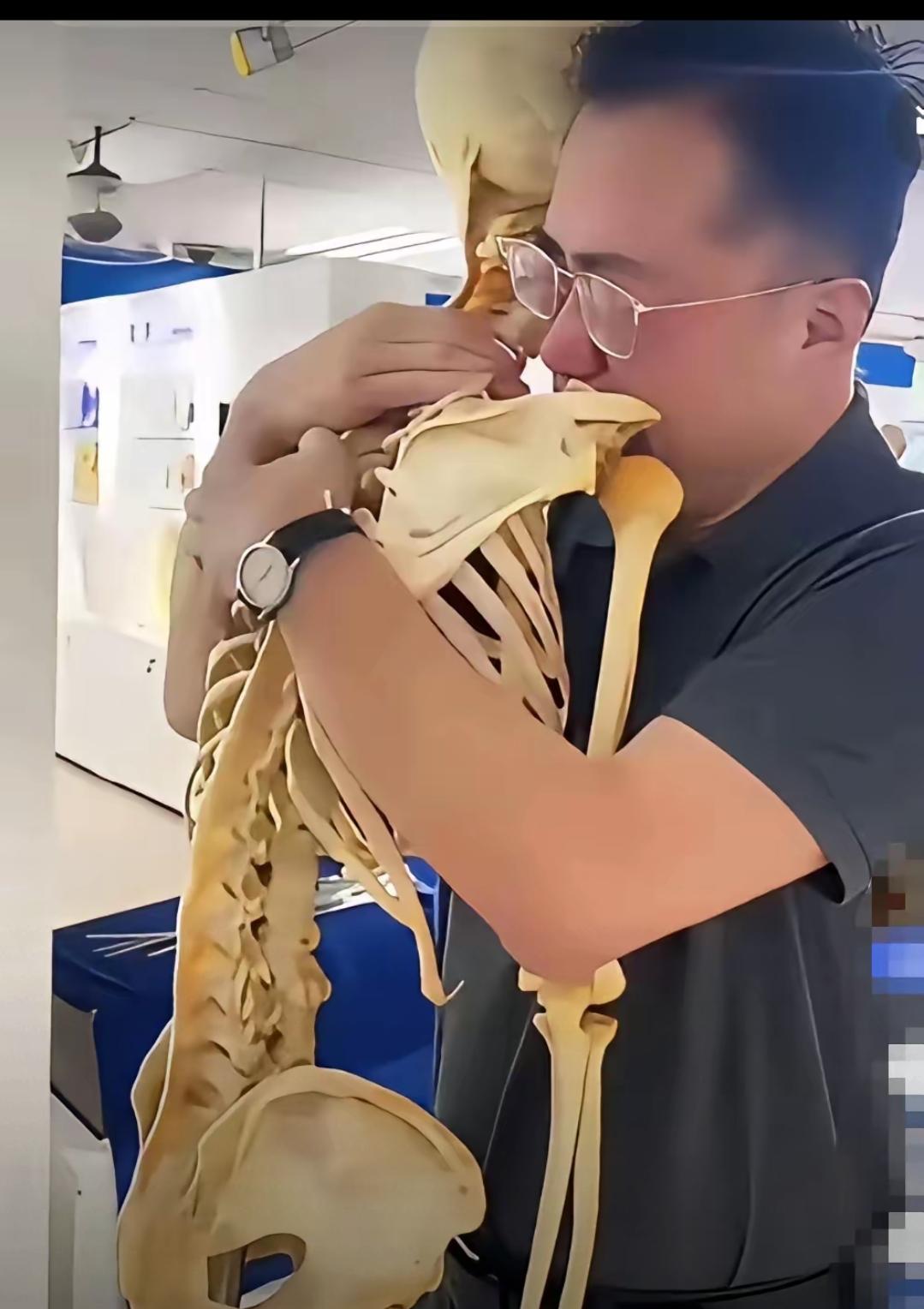 我看哭了！一名中年医生抱着一副骨骼崩溃痛哭，这不是普通的遗骨，是他的恩师，是中国