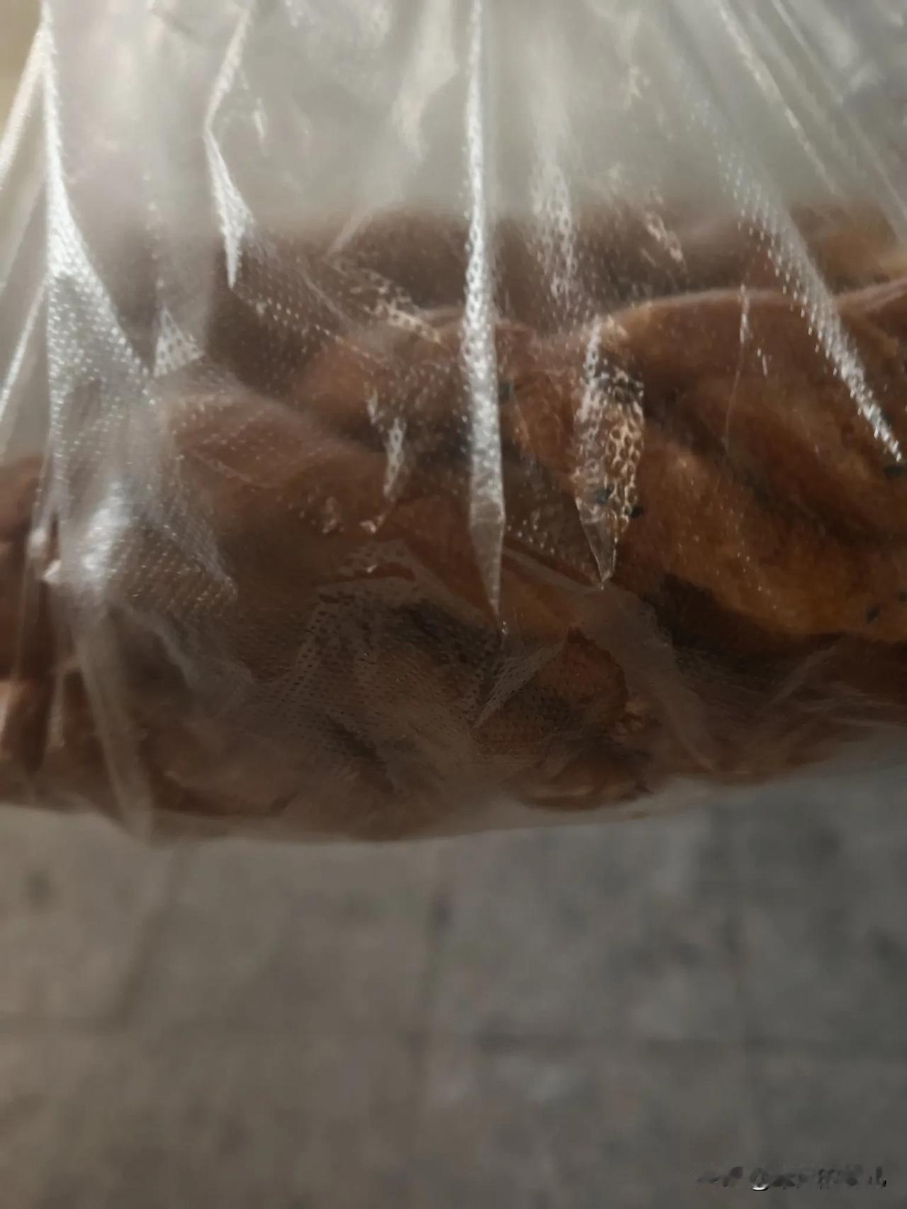 婆婆对奶奶的恨应该是深入骨髓的，不然不能这样。我给奶奶买了几个麻花，最近给