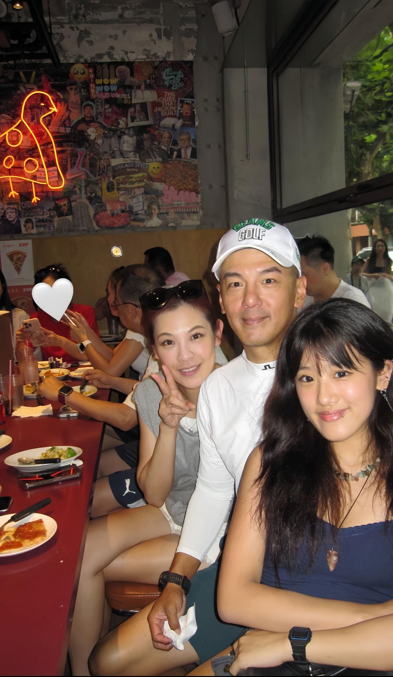 7月14日，贾静雯的大女儿晒与爸爸和林若亚的合影，三人一起聚餐的画面，好温馨有爱