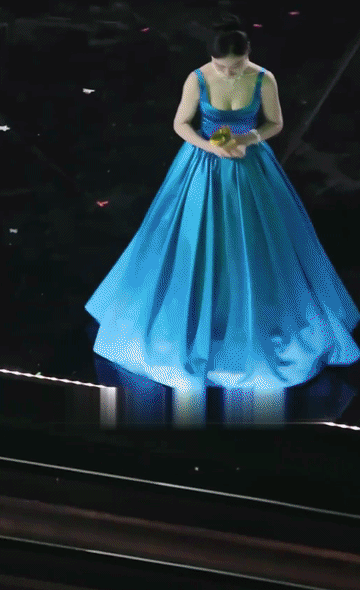 金靖大出风头，两大帅哥张凌赫和刘宇宁接她下楼梯，还有一个徐志胜跑到一半紧急刹车…