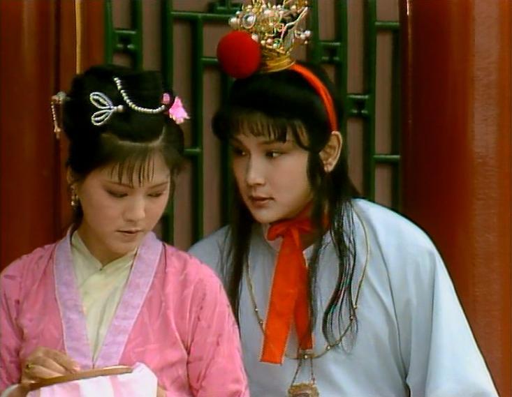 史湘云为何说王夫人那屋里人多心坏？在第四十九回里，薛宝琴初到贾府，史湘云叮嘱宝