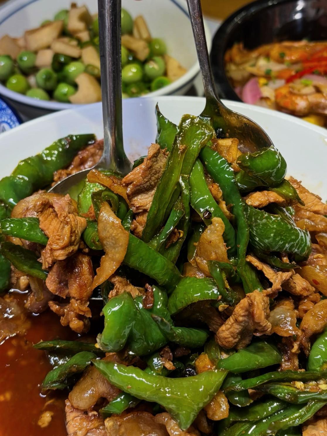 湖南大厨回应靠辣椒炒肉夺冠家乡美食大赛从1998年水泵厂旁小门面到现在，谢光头说
