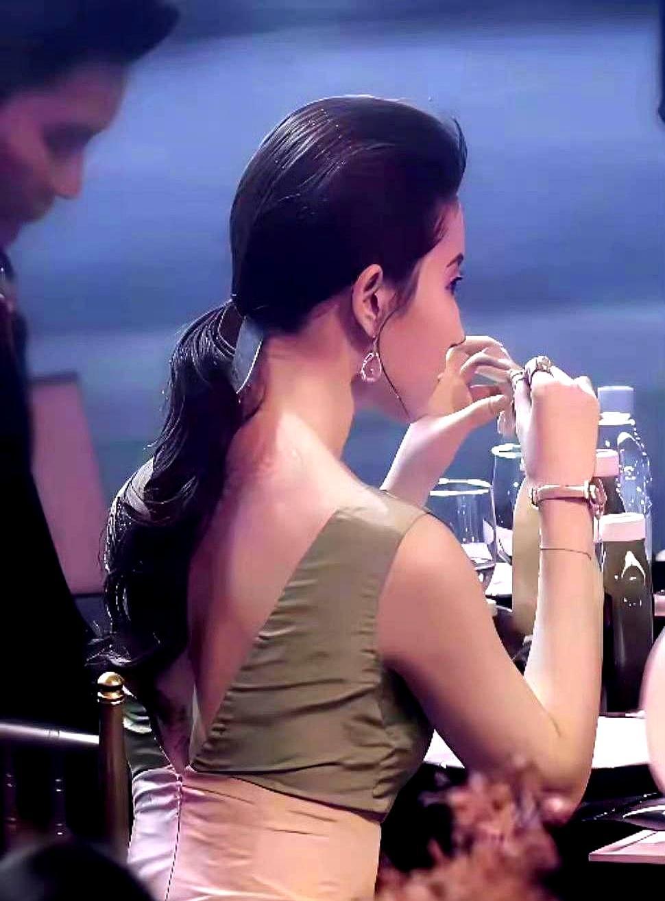 发量王者？她靠骨相作弊红毯丸子头厚得像瀑布，低头却露头皮，反差大得吓人。