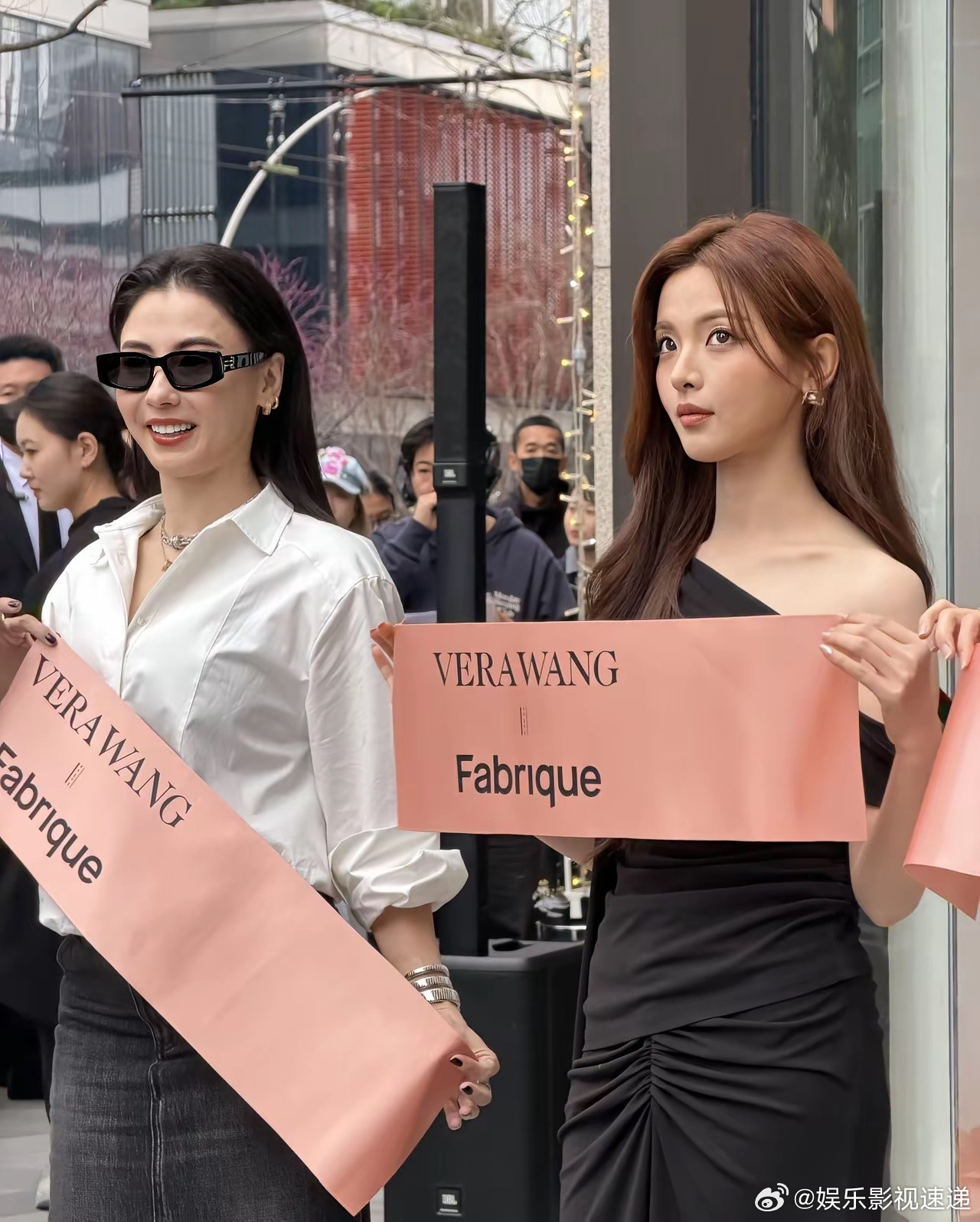 张柏芝和杨超越出席活动，没想到杨超越的颜值丝毫不输啊！难怪她能脱颖而出，记得她当