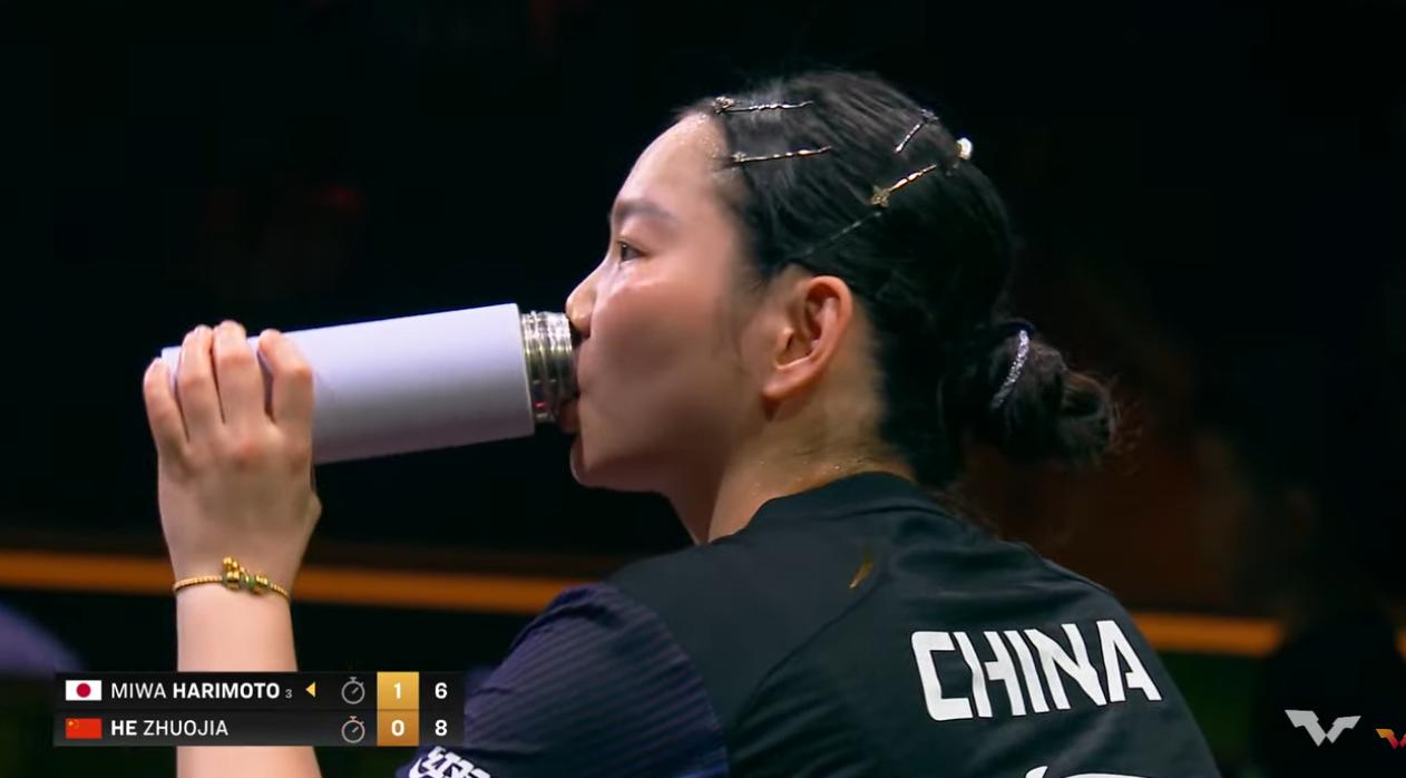 何卓佳0-2落后张本美和的原因找到了，一个动作暴露出佳佳的状态，第一局，双