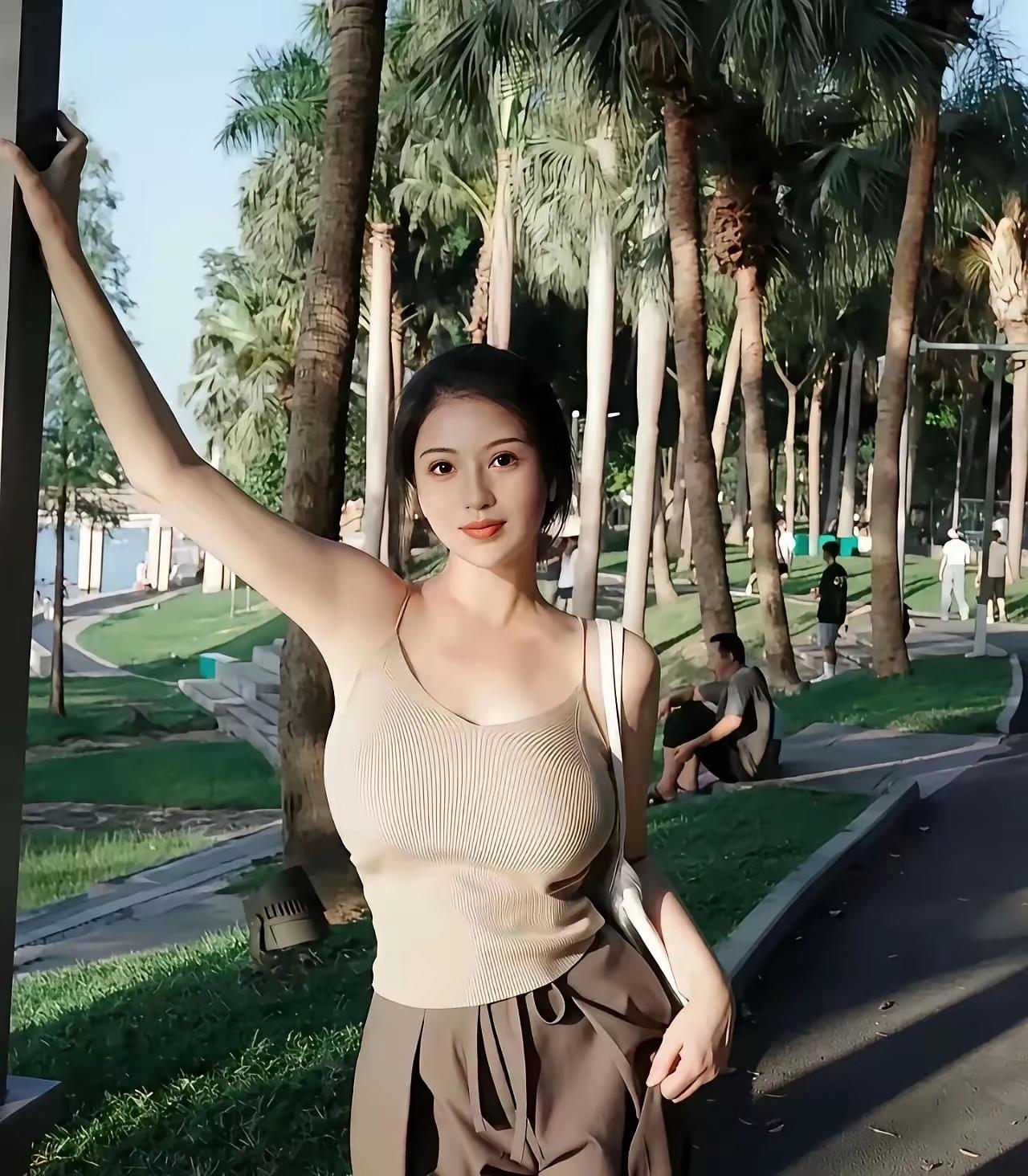 夏日清凉穿搭，轻松漫步在绿意盎然的公园里，散步，呼吸新鲜氧气