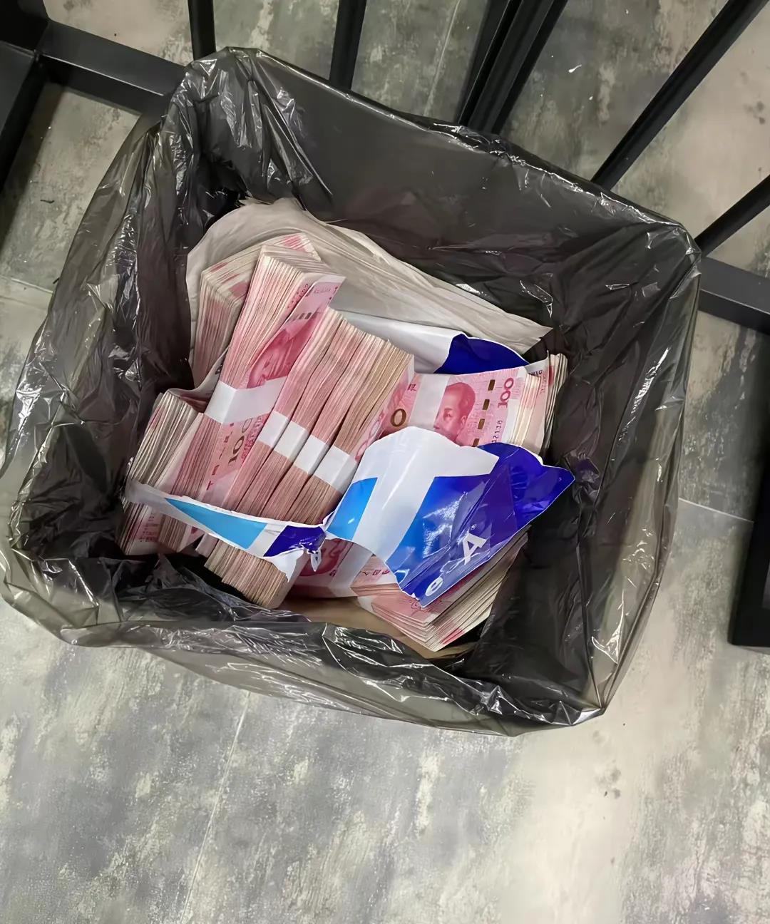 这是哪个大土豪啊？就这样把它给丢了，我到底该捡还是不捡啊。