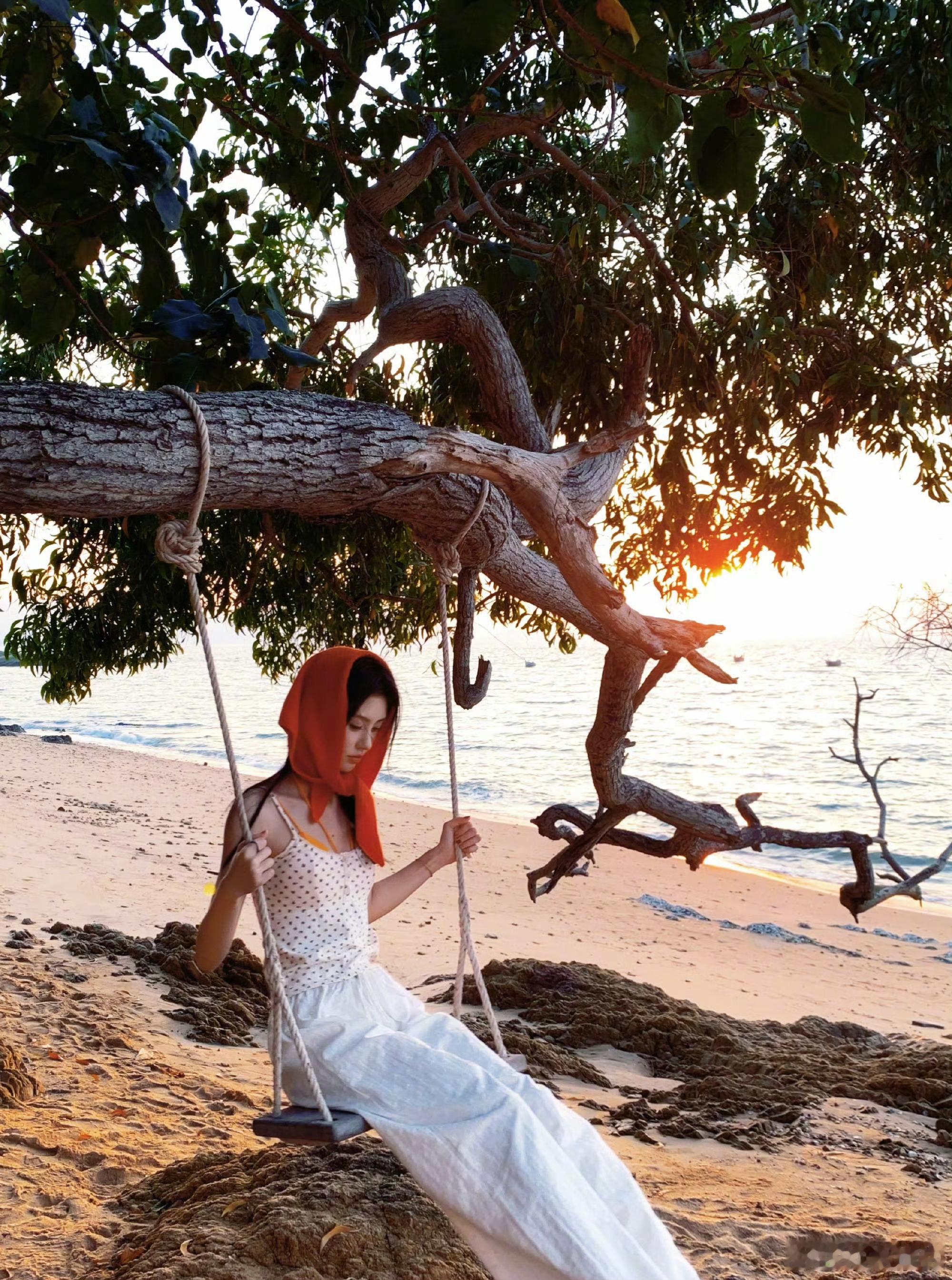 鞠婧祎红头巾落日大片啊啊啊美神又来营业了，好漂亮的小🍊好明媚的宝宝这么美的脸