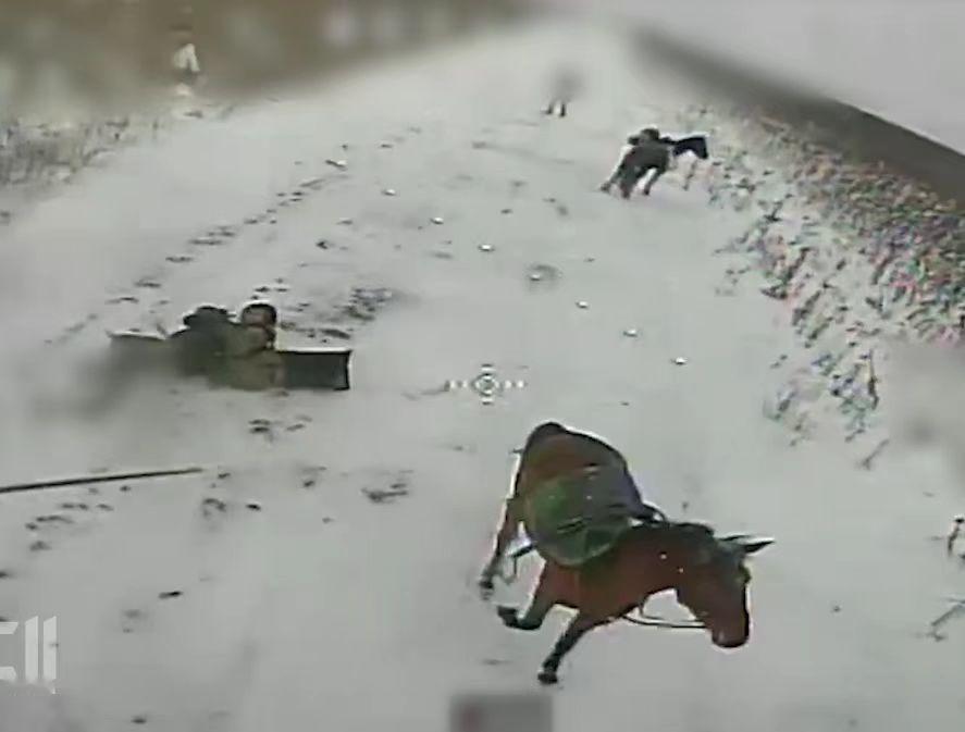 太狠了，暴风雪天气，俄军骑兵发动进攻！俄军骑兵行动安静，没有电磁信号，适合隐蔽突