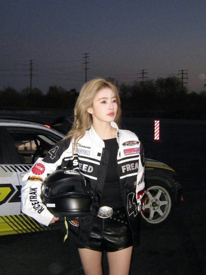 白鹿发财发色赛车服look，白鹿拽酷赛车手，谁懂这个酷飒赛车手白鹿的帅感呢，请我